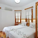 מלון דירות Vali 4*